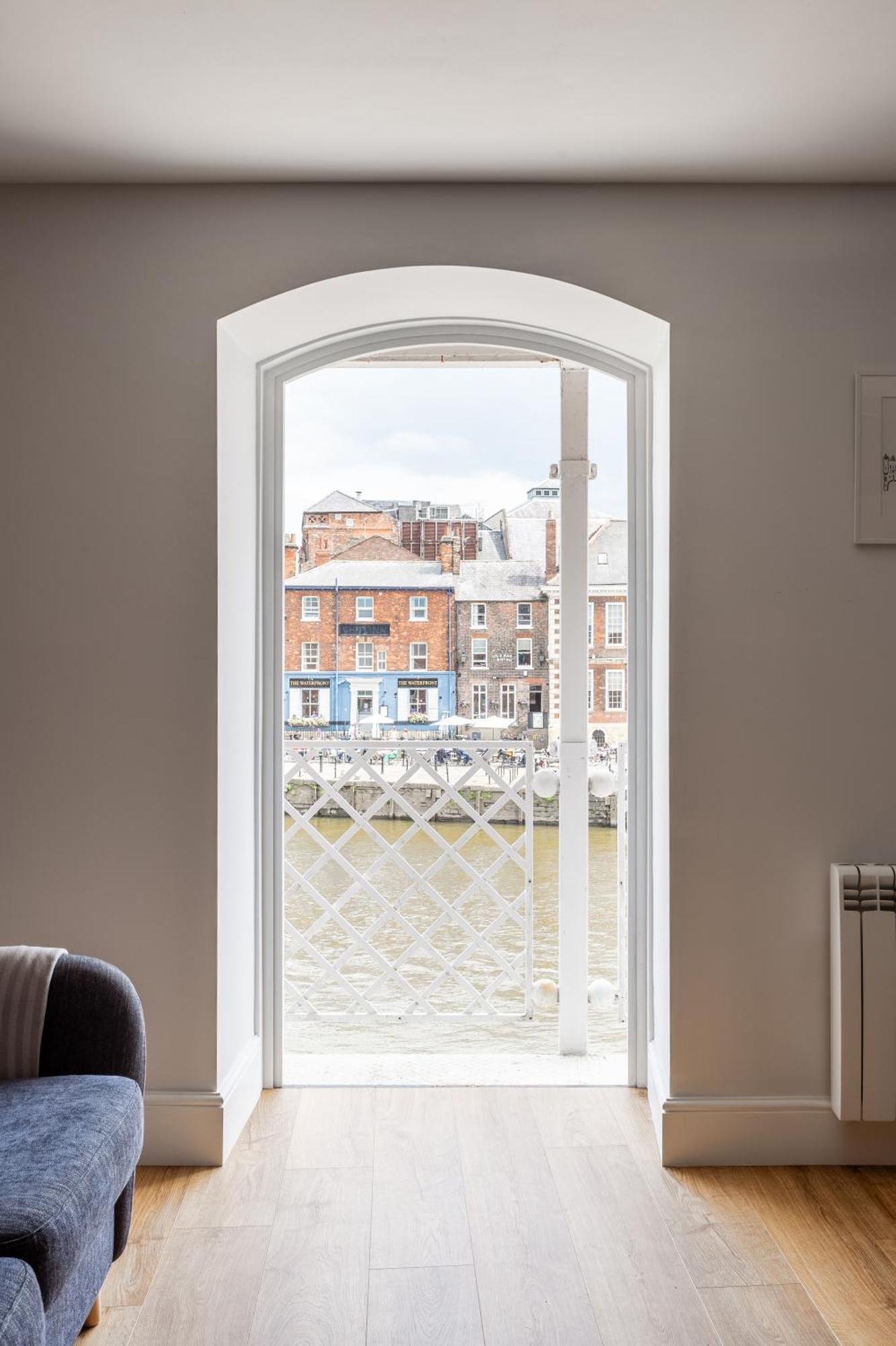 Luxury Apartment Woodsmill View - On The River - With Balcony - Recently Refurbished York Exterior photo